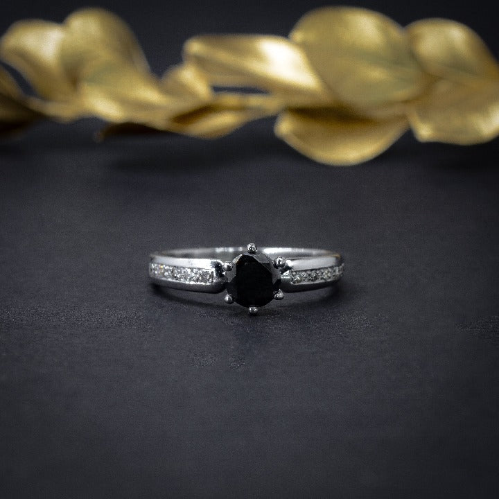 Anillo de compromiso con diamante negro natural .50ct y 10 diamantes en laterales en oro blanco de 14 kilates