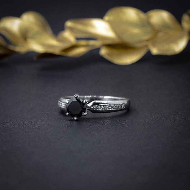 Anillo de compromiso con diamante negro natural .50ct y 10 diamantes en laterales en oro blanco de 14 kilates