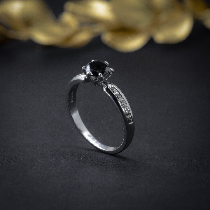 Anillo de compromiso con diamante negro natural .50ct y 10 diamantes en laterales en oro blanco de 14 kilates