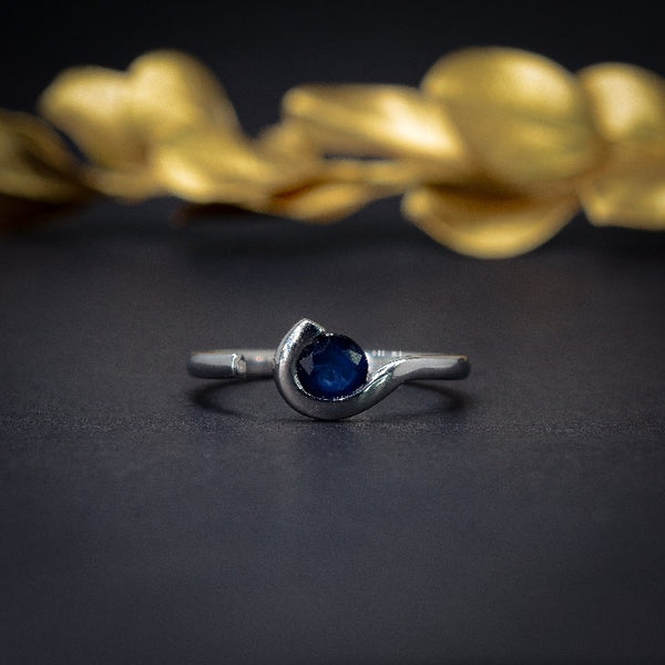 Anillo de compromiso con zafiro natural elaborado en oro blanco de 14 kilates