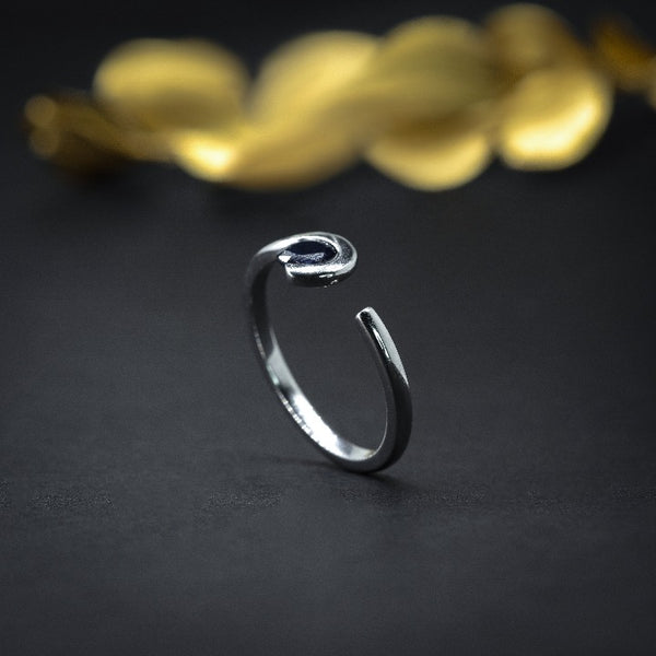 Anillo de compromiso con zafiro natural elaborado en oro blanco de 14 kilates