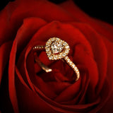 Anillo de compromiso con diamante natural de .30ct con certificación GIA y 34 diamantes laterales elaborado en oro amarillo de 14 kilates