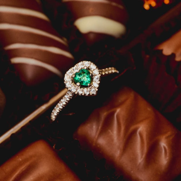 Anillo de compromiso con esmeralda natural y 34 diamantes naturales elaborado en oro blanco de 14 kilates