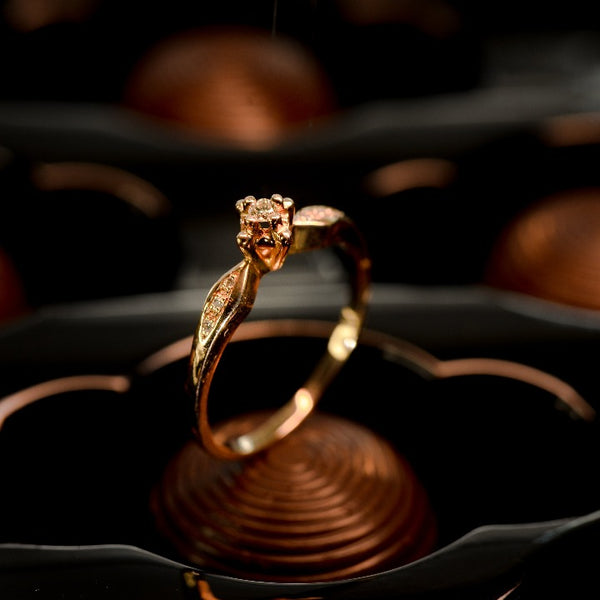Anillo de compromiso con diamante natural de .04ct y 6 diamantes laterales elaborado en oro rosa 14 kilates