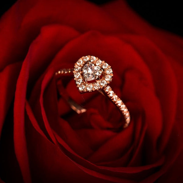 Anillo de compromiso con diamante natural de .30ct con certificación GIA y 34 diamantes laterales elaborado en oro rosa de 14 kilates