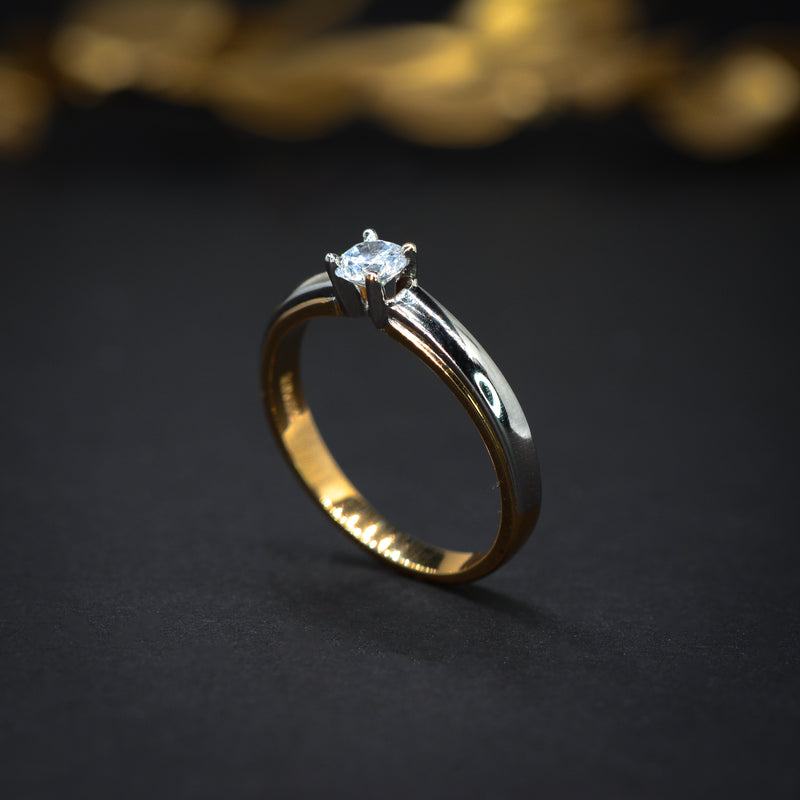 Anillo de compromiso con diamante natural .20ct en oro amarillo y blanco de 14 kilates