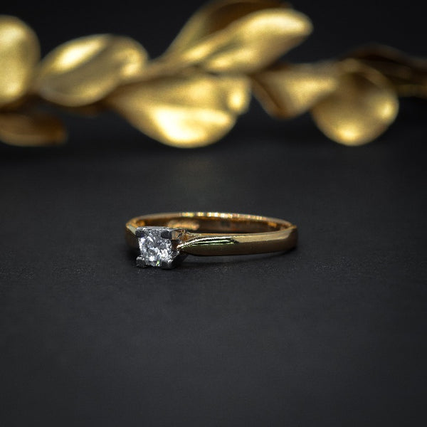 Anillo de compromiso con diamante natural .20ct elaborado en oro amarillo de 14 kilates