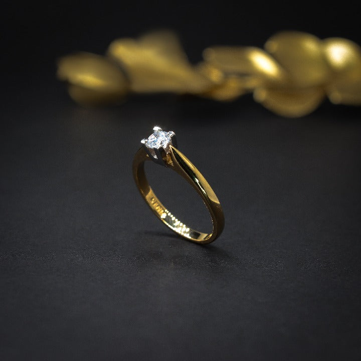 Anillo de compromiso con cristal elaborado en oro amarillo de 14 kilates