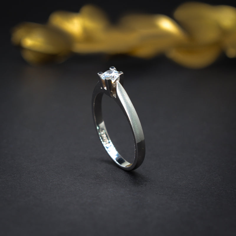 Anillo de compromiso con diamante natural .20ct en oro blanco de 18 kilates