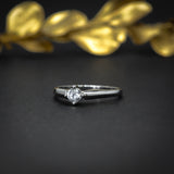 Anillo de compromiso con diamante natural .20ct elaborado en oro blanco de 14 kilates