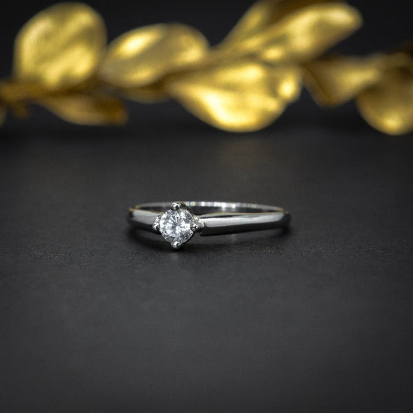 Anillo de compromiso con diamante natural de .30ct con certificación GIA elaborado en oro blanco de 18 kilates