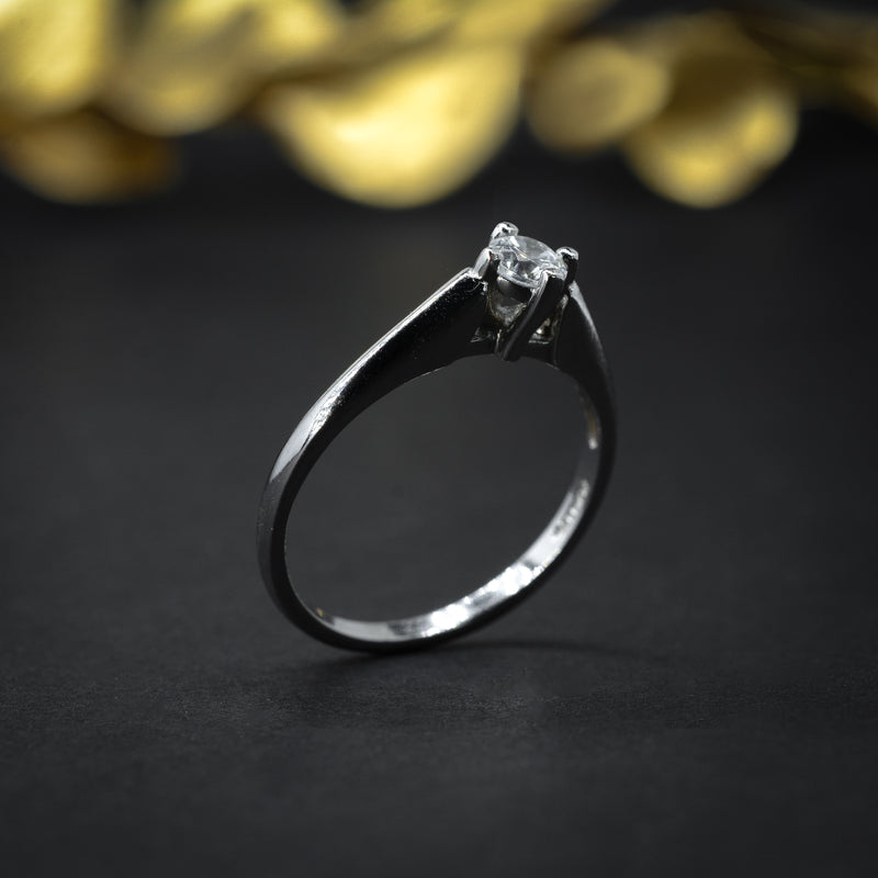 Anillo de compromiso con diamante natural .20ct elaborado en oro blanco de 14 kilates