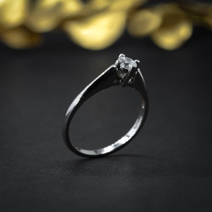 Anillo de compromiso con diamante natural central de .30ct con certificación GIA elaborado en oro blanco de 18 kilates