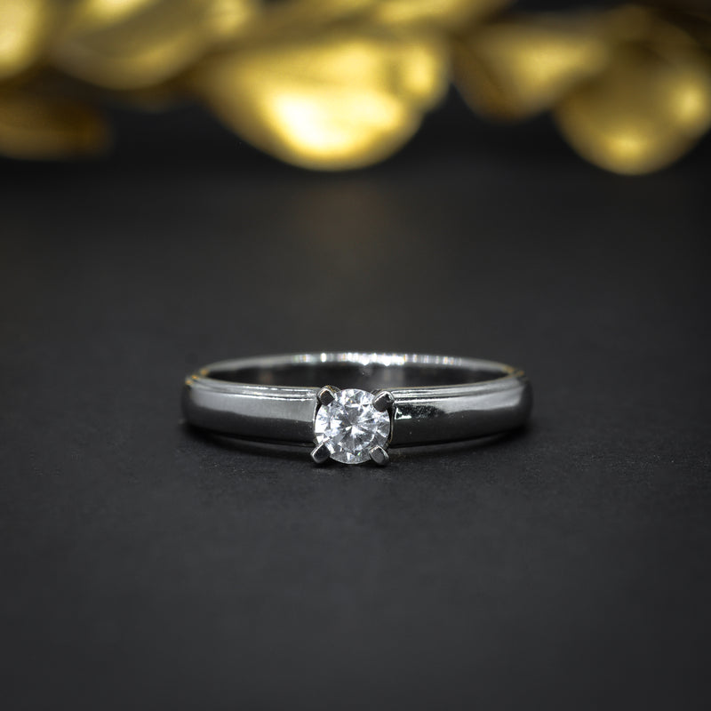 Anillo de compromiso con diamante natural .20ct elaborado en oro blanco de 18 kilates
