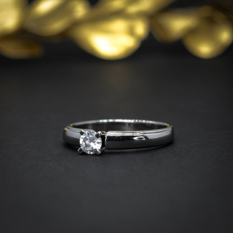 Anillo de compromiso con diamante natural .20ct en oro blanco de 14 kilates