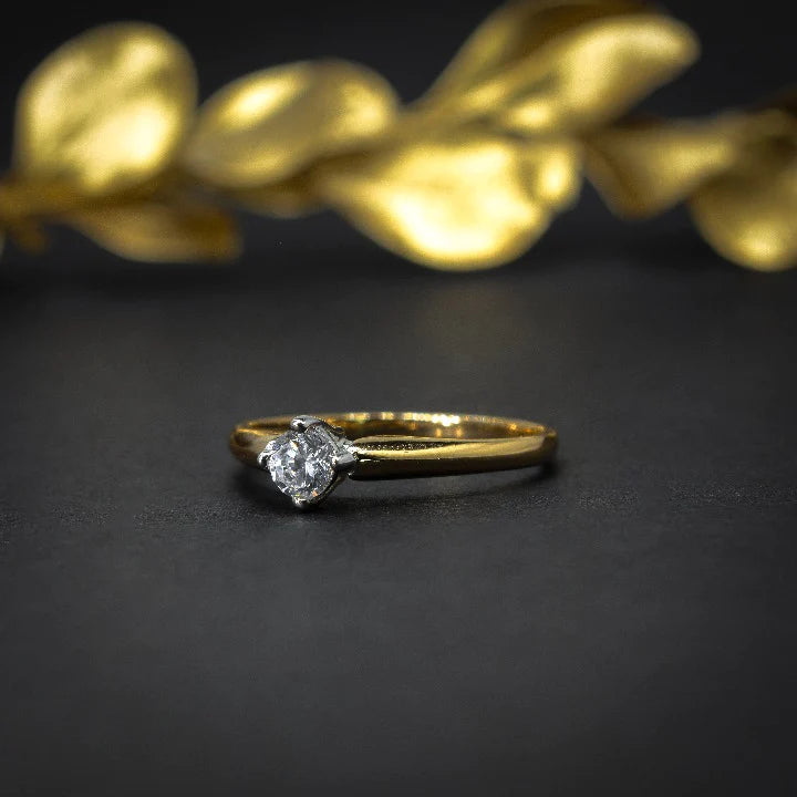 Anillo de compromiso con diamante natural de .30ct con certificación GIA elaborado en oro amarillo de 18 kilates