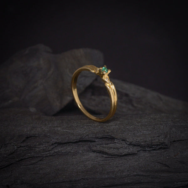 Anillo de compromiso con esmeralda natural y diamantes naturales elaborado oro amarillo de 14 kilates