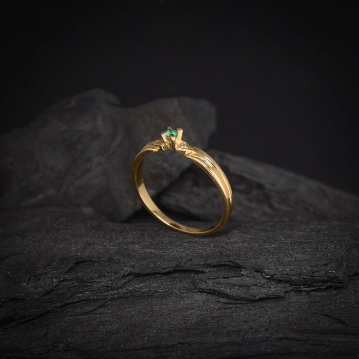 Anillo de compromiso con esmeralda natural y diamantes naturales elaborado oro amarillo de 14 kilates