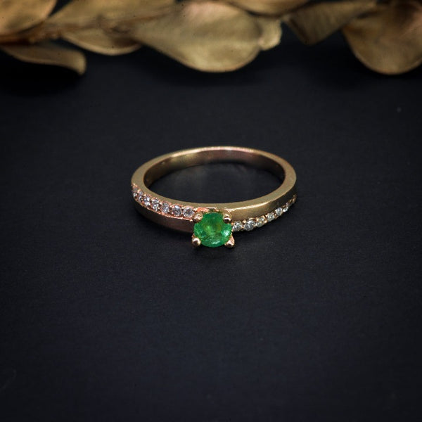 Anillo de compromiso con esmeralda y 14 diamantes naturales elaborado en oro amarillo de 14 kilates