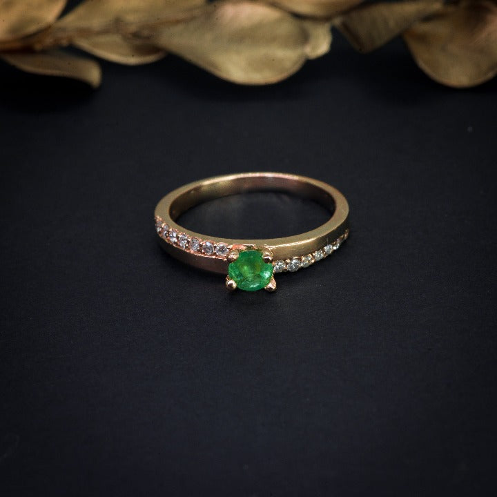 Anillo de compromiso con esmeralda y 14 diamantes naturales elaborado en oro amarillo de 14 kilates