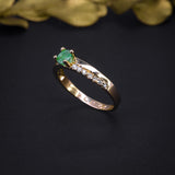 Anillo de compromiso con esmeralda y 14 diamantes naturales elaborado en oro amarillo de 14 kilates