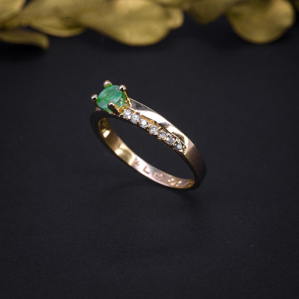 Anillo de compromiso con esmeralda y 14 diamantes naturales elaborado en oro amarillo de 14 kilates