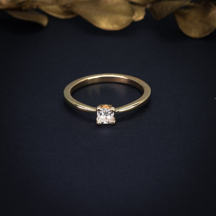 Anillo de compromiso con diamante natural de .30ct con certificación GIA elaborado en oro amarillo de 14 kilates