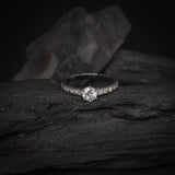 Anillo de compromiso con cristales elaborado en oro blanco de 14 kilates
