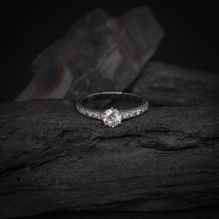 Anillo de compromiso con cristales elaborado en oro blanco de 14 kilates