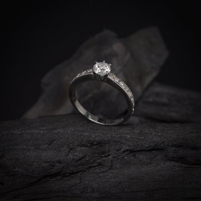 Anillo de compromiso con cristales elaborado en oro blanco de 14 kilates