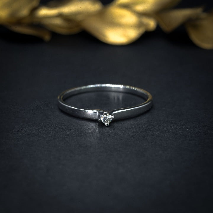 Anillo de compromiso con diamante natural .04ct elaborado en oro blanco de 14 kilates