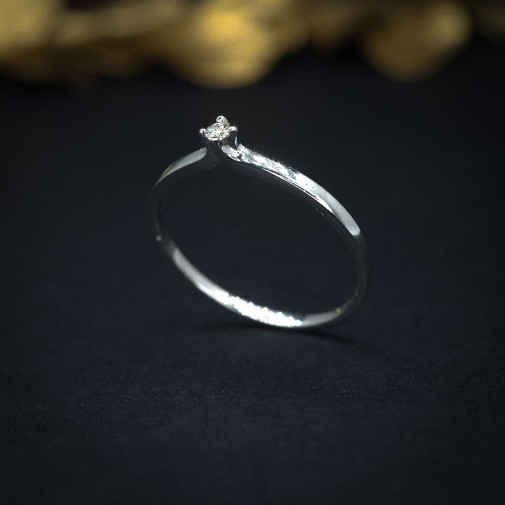 Anillo de compromiso con diamante natural .04ct elaborado en oro blanco de 14 kilates