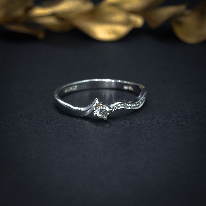 Anillo de compromiso con diamante natural de .08ct y 7 diamantes laterales elaborado en oro blanco de 14 kilates