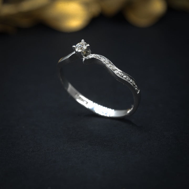 Anillo de compromiso con diamante natural de .08ct y 7 diamantes laterales elaborado en oro blanco de 14 kilates