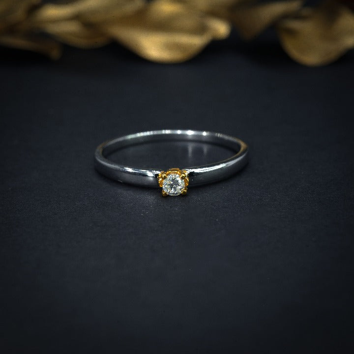 Anillo de compromiso con diamante natural .08ct en oro combinado de 14 kilates
