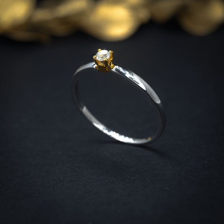 Anillo de compromiso con diamante natural .08ct en oro combinado de 14 kilates