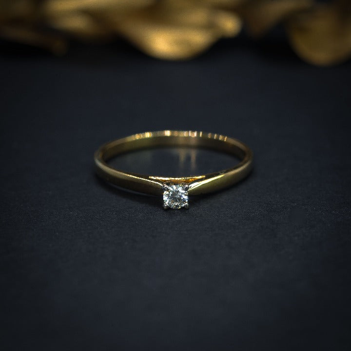 Anillo de compromiso con diamante natural .08ct en oro amarillo de 14 kilates