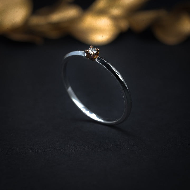 Anillo de compromiso con diamante natural de .03ct elaborado en oro combinado de 14 kilates