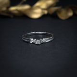 Anillo de compromiso con diamante natural central de .04ct y 2 diamantes laterales elaborado en oro blanco de 14 kilates