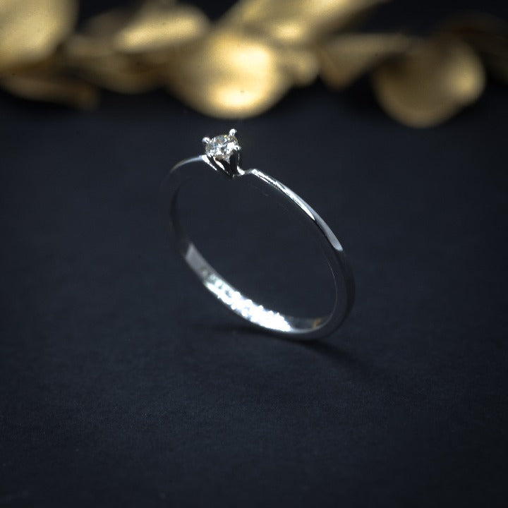 Anillo de compromiso con diamante natural .10ct elaborado en oro blanco de 14 kilates