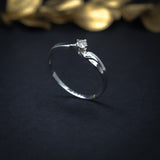 Anillo de compromiso con diamante natural de .08ct elaborado en oro blanco de 14 kilates