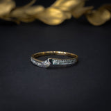 Anillo de compromiso con diamante natural de .07ct y 12 diamantes laterales elaborado en oro amarillo de 14 kilates