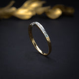 Anillo de compromiso con diamante natural de .07ct y 12 diamantes laterales elaborado en oro amarillo de 14 kilates