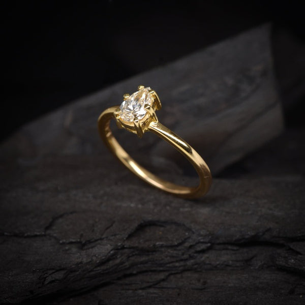 Anillo de compromiso con diamante natural central de .40ct con certificación GIA elaborado en oro amarillo de 14 kilates