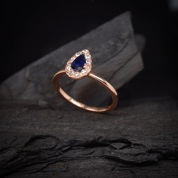 Anillo de compromiso con zafiro natural y cristales elaborado en oro rosa de 14 kilates