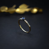 Anillo de compromiso con zafiro y 8 diamantes naturales elaborado en oro amarillo de 14 kilates