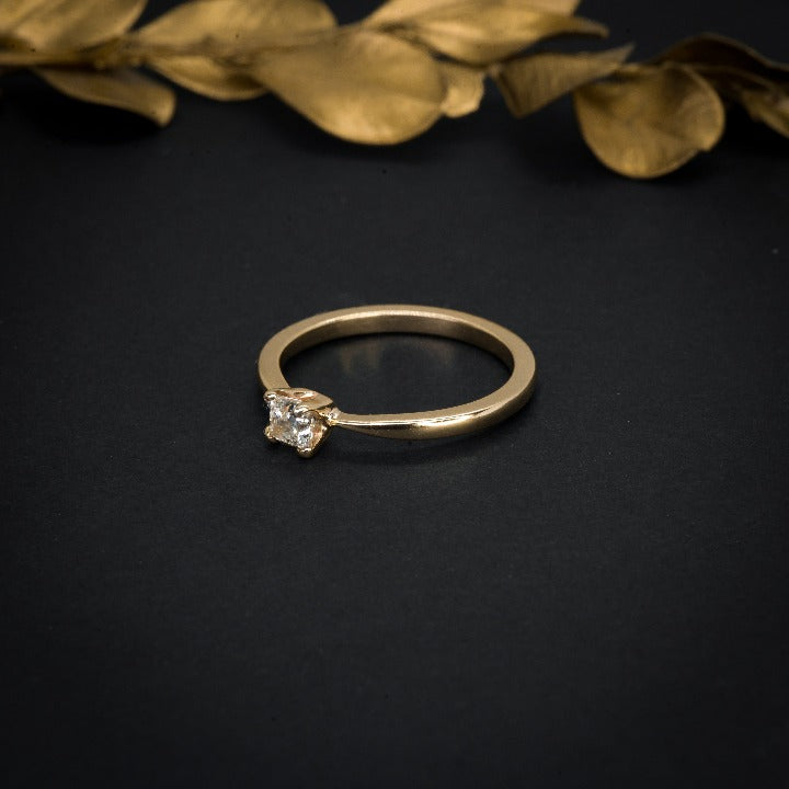 Anillo de compromiso con diamante natural de .30ct con certificación GIA elaborado en oro amarillo de 14 kilates