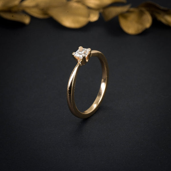 Anillo de compromiso con diamante natural de .30ct con certificación GIA elaborado en oro amarillo de 14 kilates