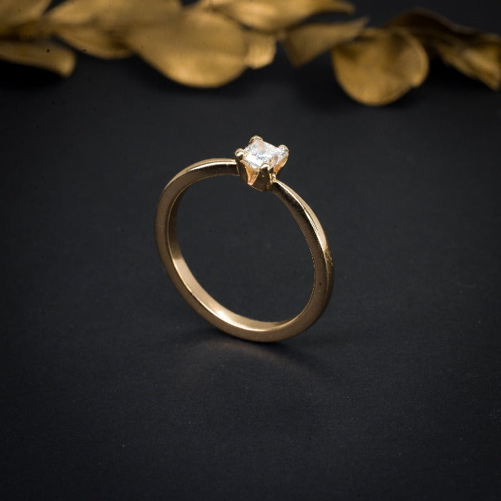 Anillo de compromiso con diamante natural de .30ct con certificación GIA elaborado en oro amarillo de 14 kilates