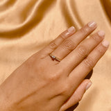 Anillo de compromiso con diamante natural de .12ct y 12 diamantes laterales elaborado en oro amarillo de 14 kilates